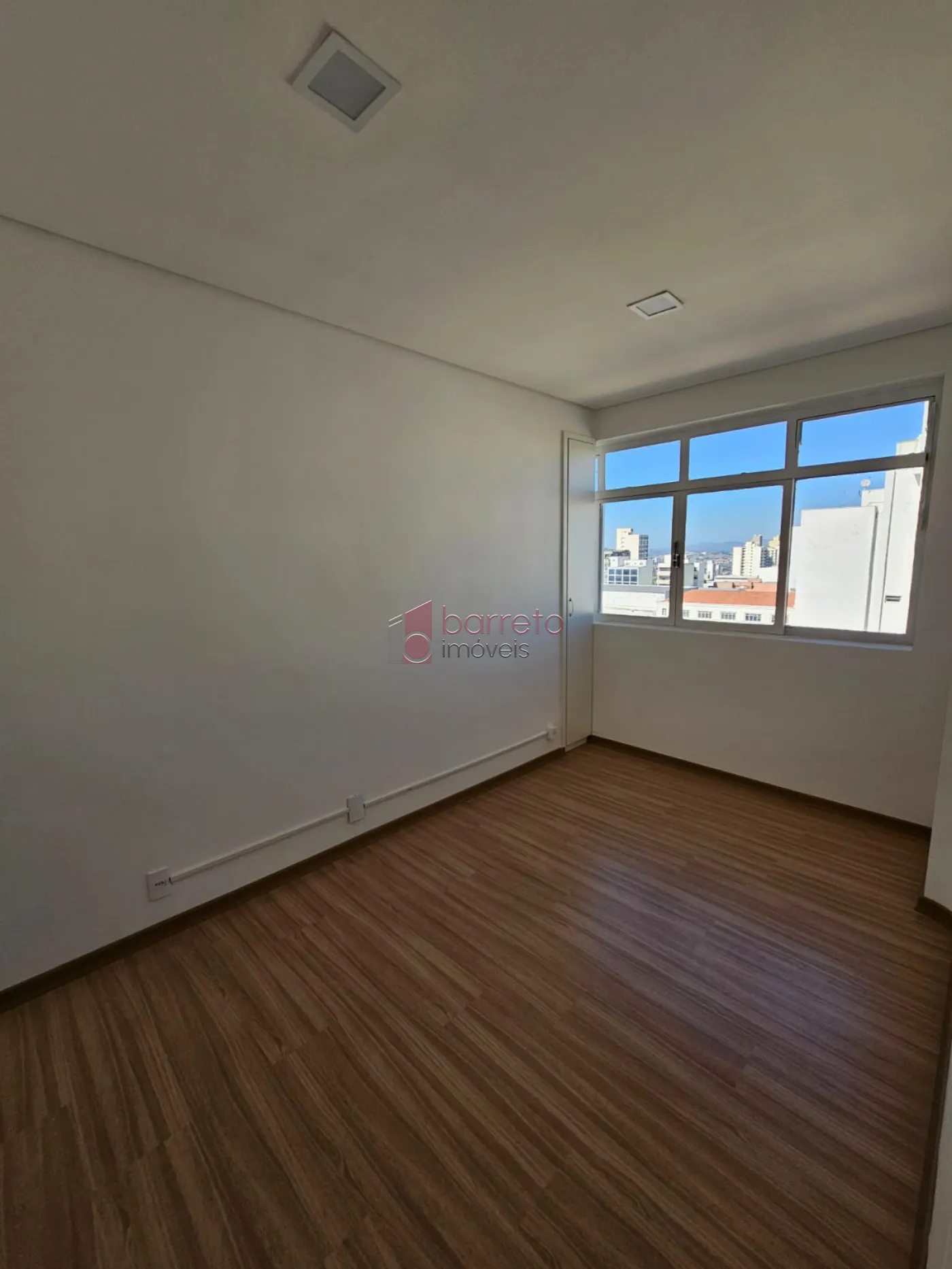 Alugar Comercial / Sala em Condomínio em Jundiaí R$ 2.000,00 - Foto 4