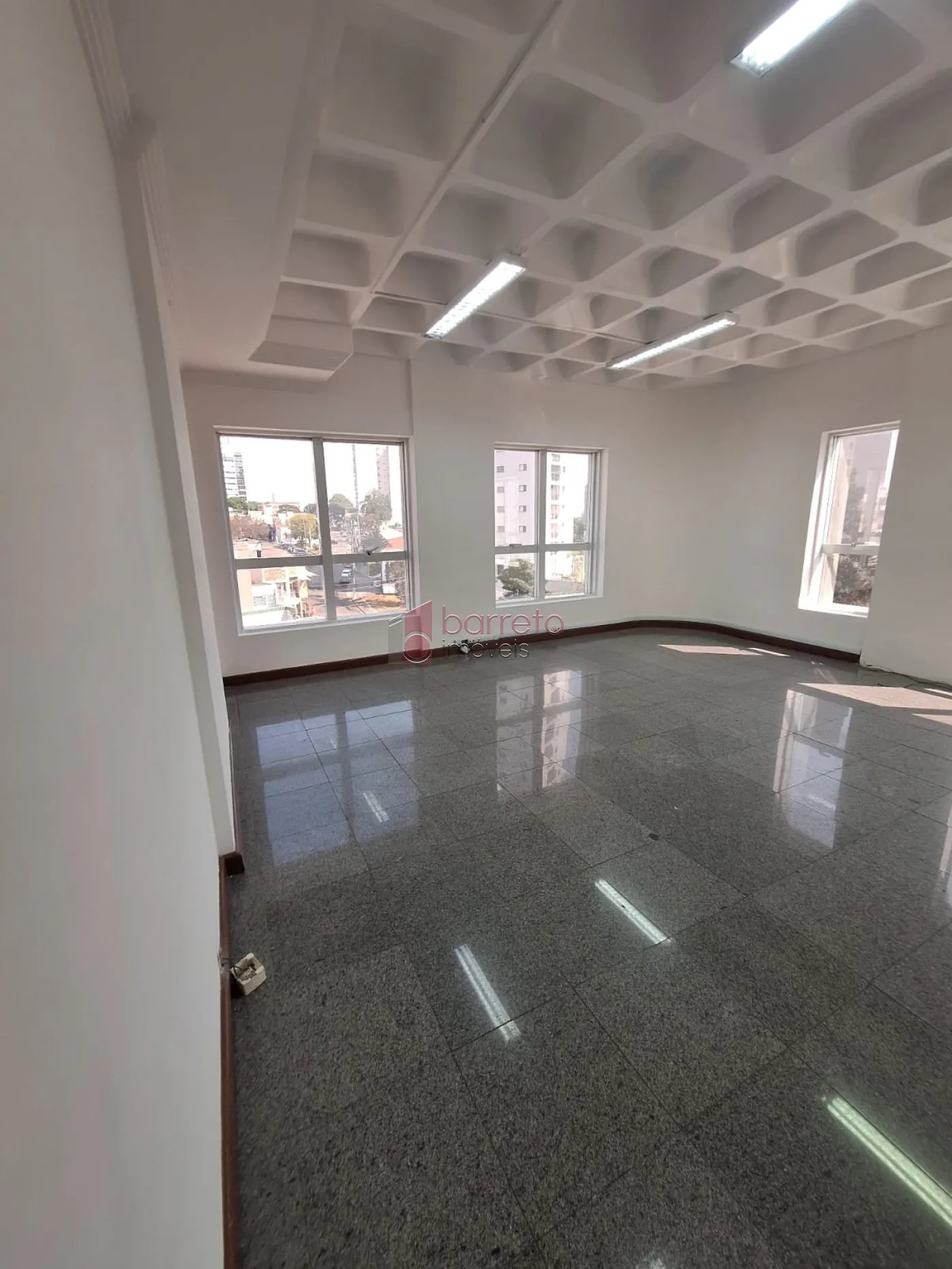 Alugar Comercial / Sala em Condomínio em Jundiaí R$ 2.500,00 - Foto 1