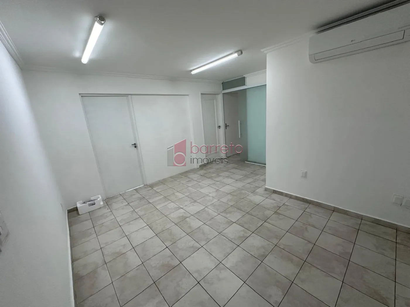 Alugar Comercial / Sala em Condomínio em Jundiaí R$ 2.200,00 - Foto 2