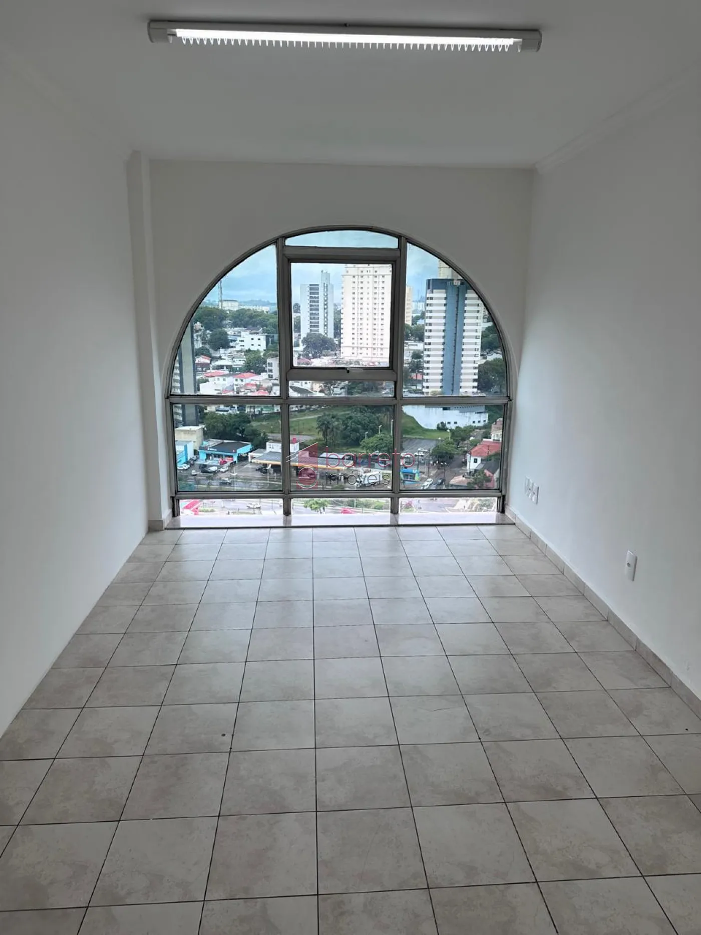 Alugar Comercial / Sala em Condomínio em Jundiaí R$ 2.200,00 - Foto 3