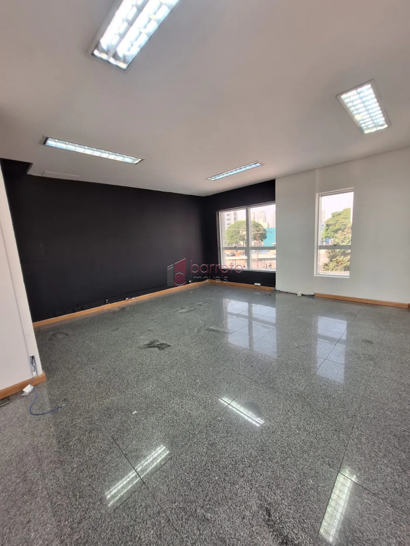 Alugar Comercial / Sala em Condomínio em Jundiaí R$ 2.500,00 - Foto 1